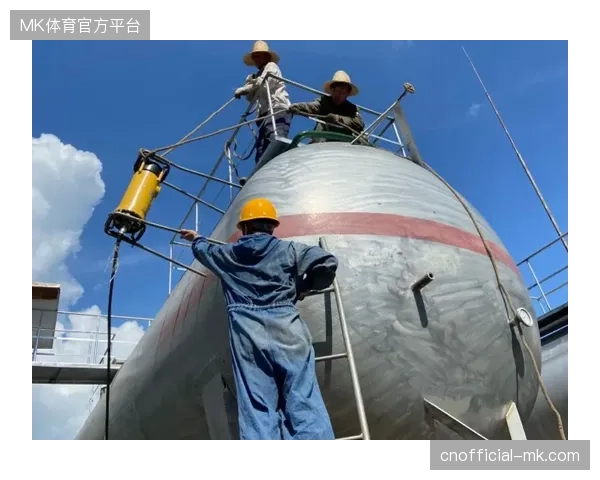 比赛监督系统遭遇高温技术难题，VAR设备在露天球场的运行稳定性受关注